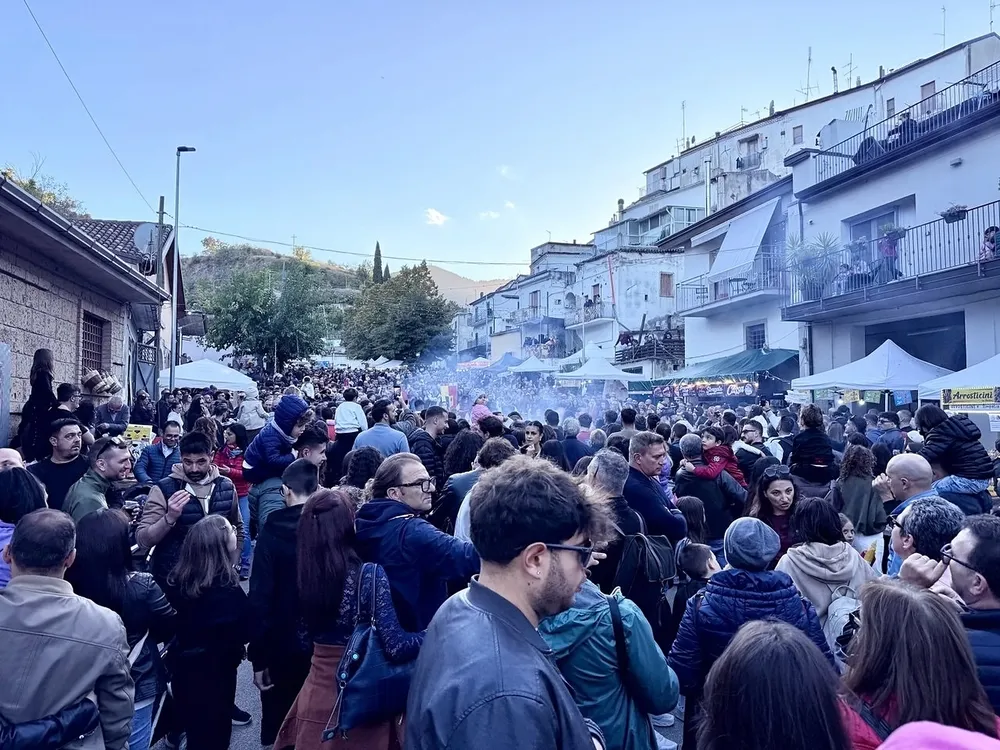 Foto_4_il_pubblico_tra_le_cantine