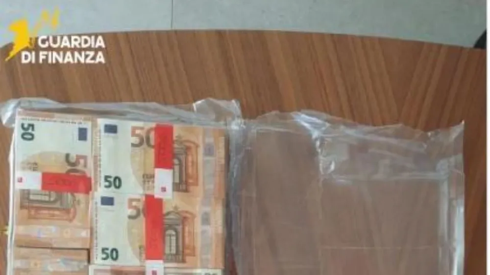1772093027668_Sequestro_banconote_GdF_Agrigento
