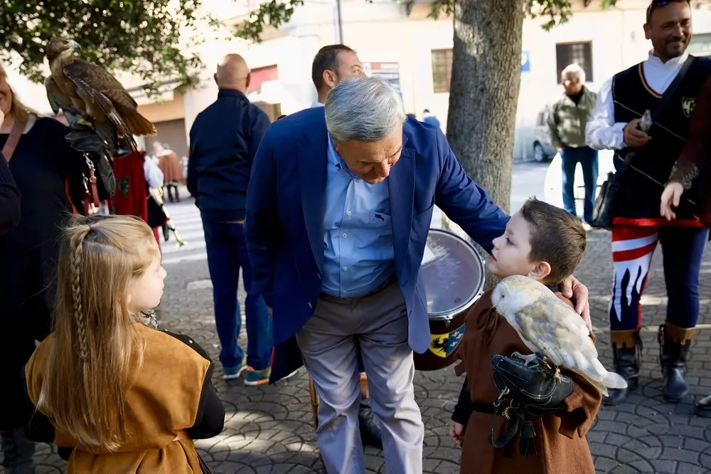 Foto_2_il_sindaco_con_i_giovani_falconieri