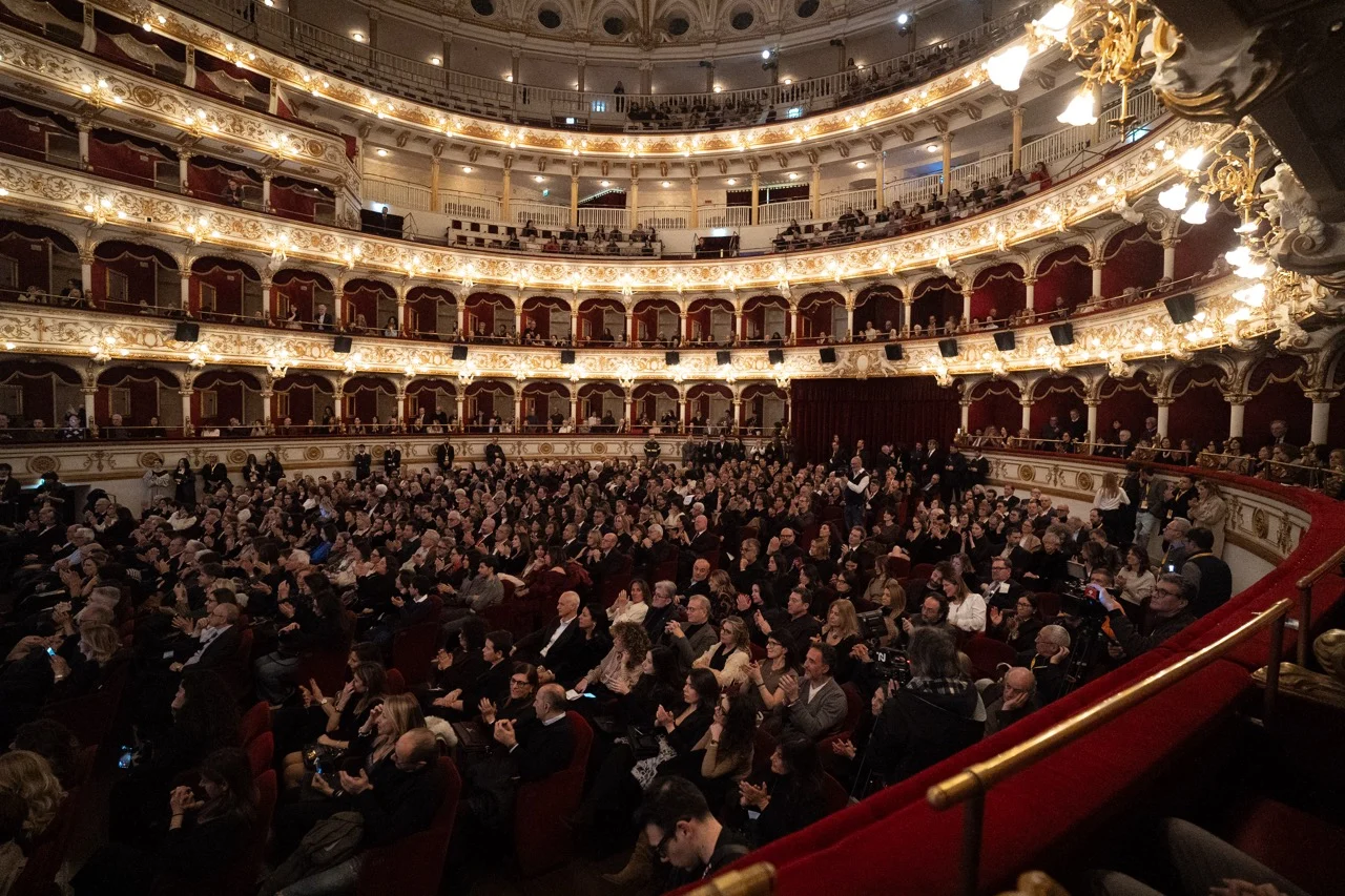 platea-e-palchi-dimensioni-grandi