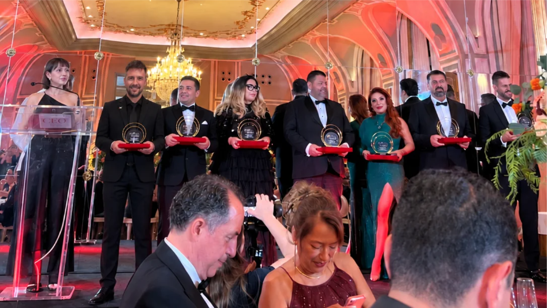 Ceremonia de premios en salón dorado
